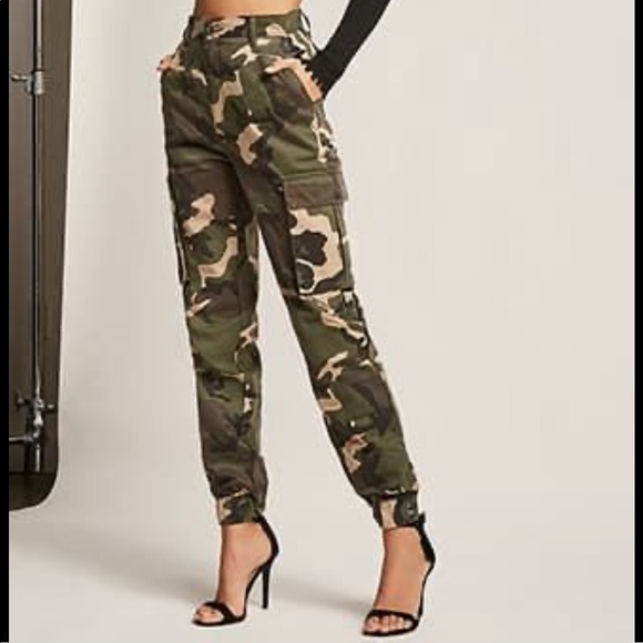 Forever 21 High Waist Camo Cargo Pants - Picture 1 of 11